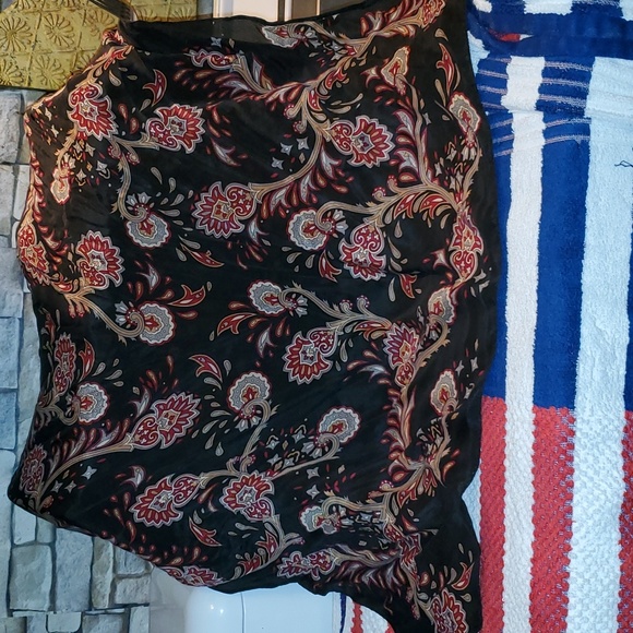 Beautiful Large Scarf - Picture 3 of 5